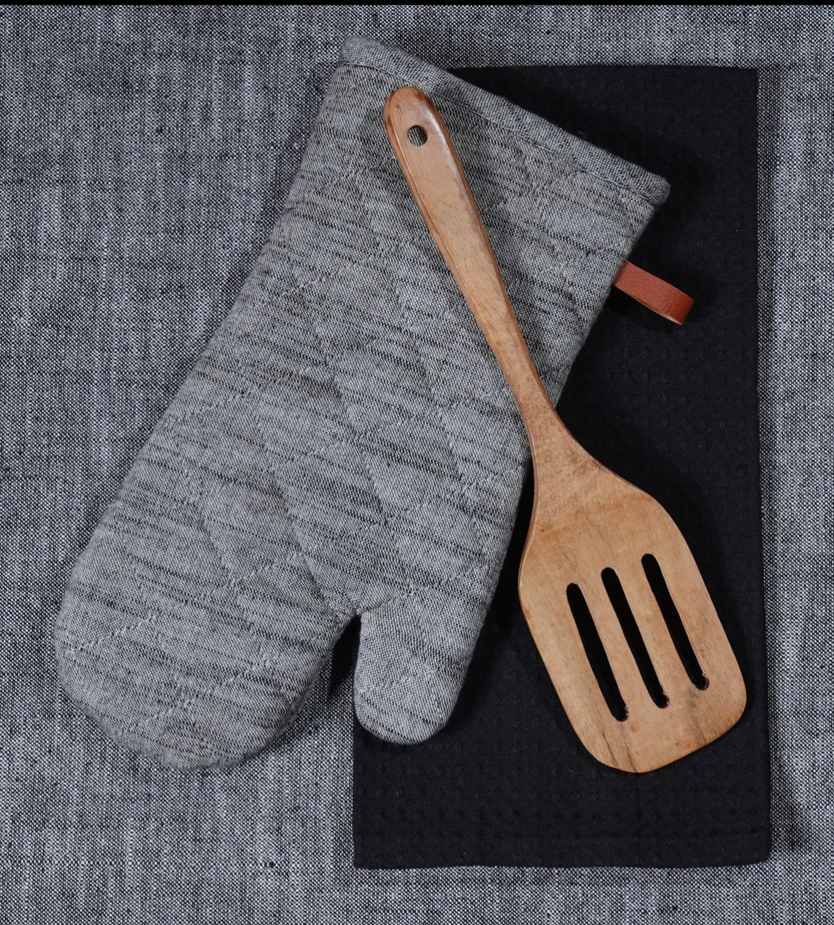 RICH HOME LINENS 3 Piece Baking Gift Set. Mit, Waffle Towel, Spatula