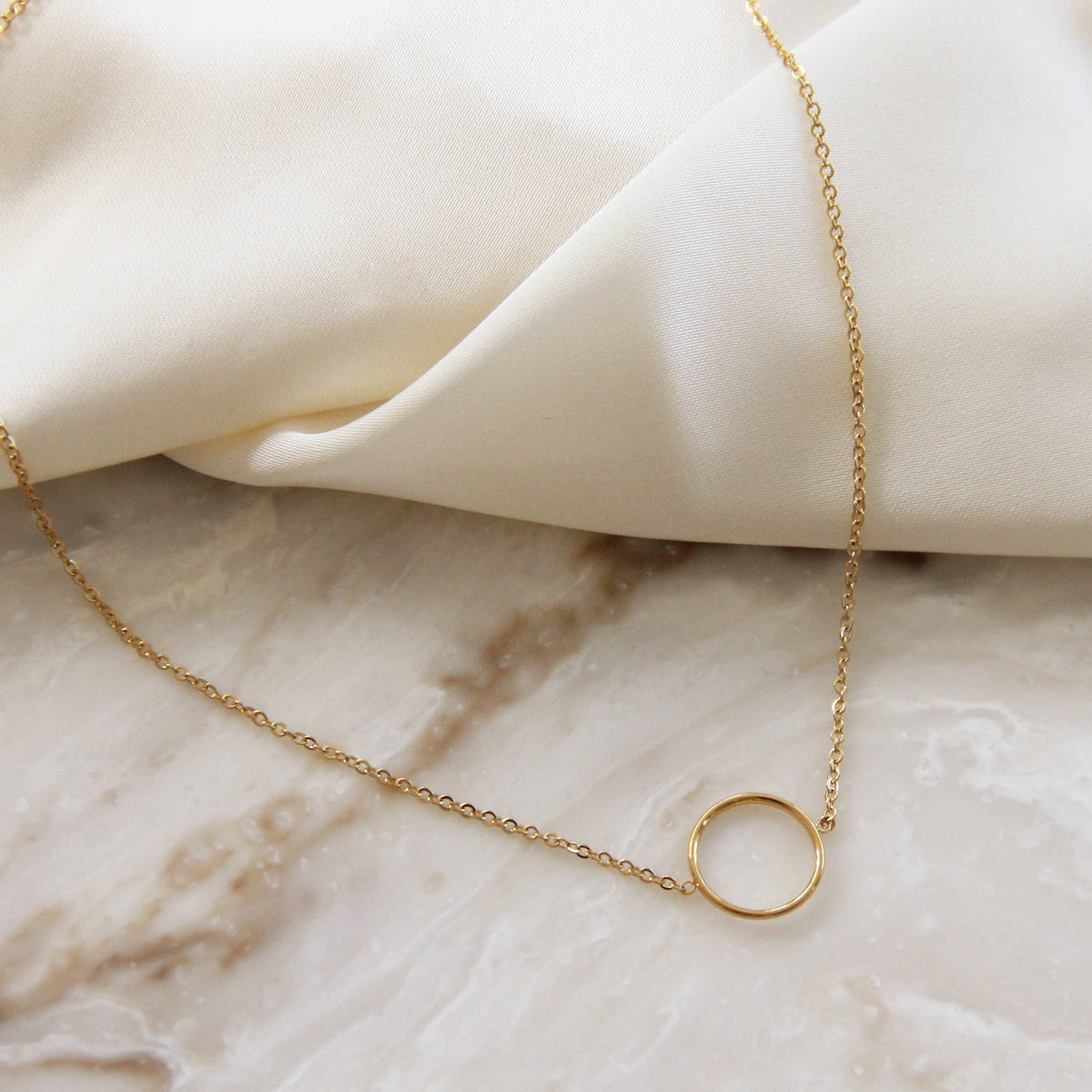 MAIVE Open Circle Choker: Gold